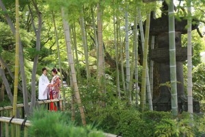 <center>池を囲む緑豊かな日本庭園「平成庭園」</center>