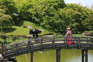 <center>太鼓橋と竹林が特徴的な日本庭園「花田苑」</center>