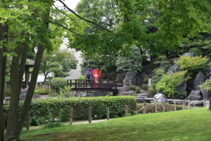 <center>滝が印象的な花畑記念庭園「桜花亭」</center>